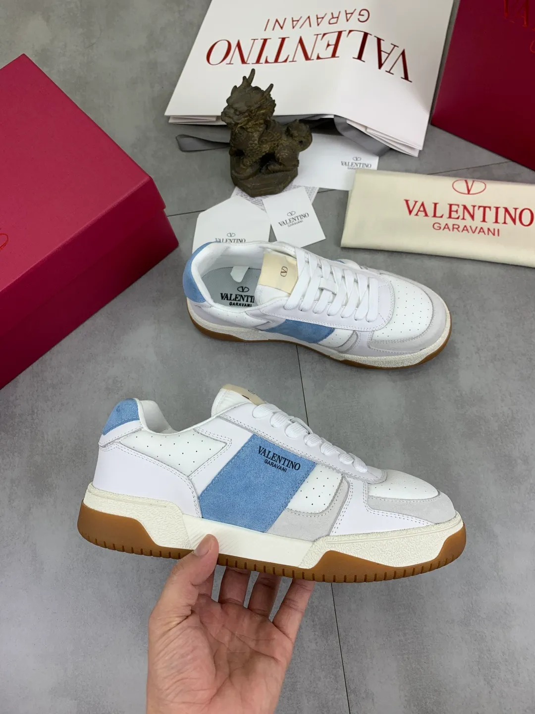 Men's men's shoes 💰P600 New model Latest Valentino Valentino V family new casual young fashion trend sports shoes Full of vitality No age limit Very light and comfortable on the feet Packaging Original purchase and development Production of goods Various color combinations are eye-catching Activate the charming sunny boy Shoe design combines coolness with daily style Full of street style Multi-color options!   Fabric: original material splicing/first-layer cowhide Lining: imported cowhide/original logo sweat-absorbent and breathable foot pad Outsole: TPU foam lightweight material outsole Brand injection insole Code number: 38-46 Full set of packaging Color: 3️⃣ colors available